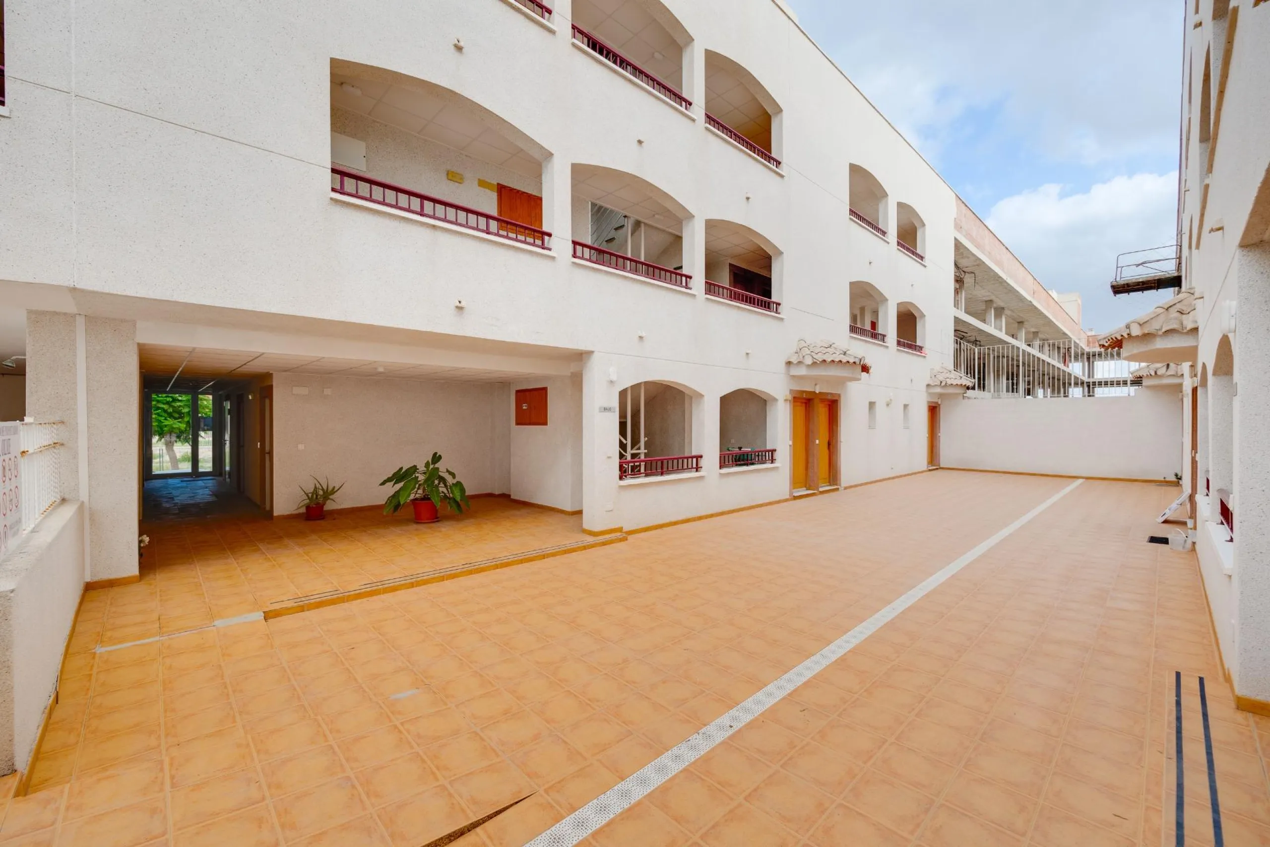 RENOVADO EDIFICIO EN SAN FULGENCIO CON APARTAMENTOS DE 1 DORM. 2 DORM. 3 DORM. DE 52 M2 A 93 M2. CON PISCINA COMUN.