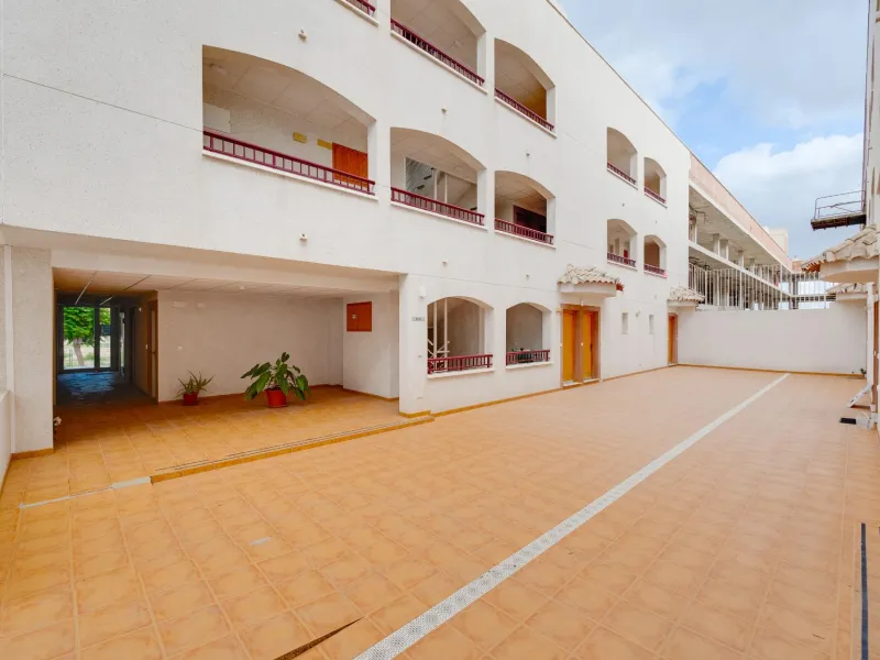 RENOVADO EDIFICIO EN SAN FULGENCIO CON APARTAMENTOS DE 1 DORM. 2 DORM. 3 DORM. DE 52 M2 A 93 M2. CON PISCINA COMUN.