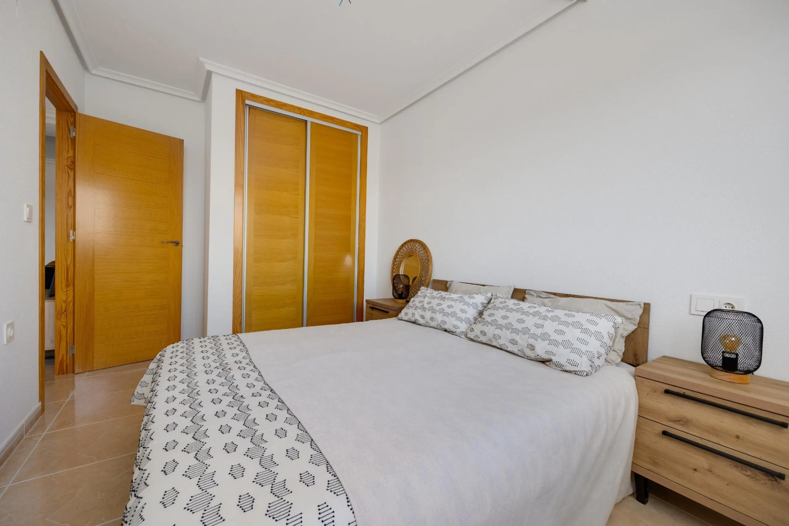 RENOVADO EDIFICIO EN SAN FULGENCIO CON APARTAMENTOS DE 1 DORM. 2 DORM. 3 DORM. DE 52 M2 A 93 M2. CON PISCINA COMUN.