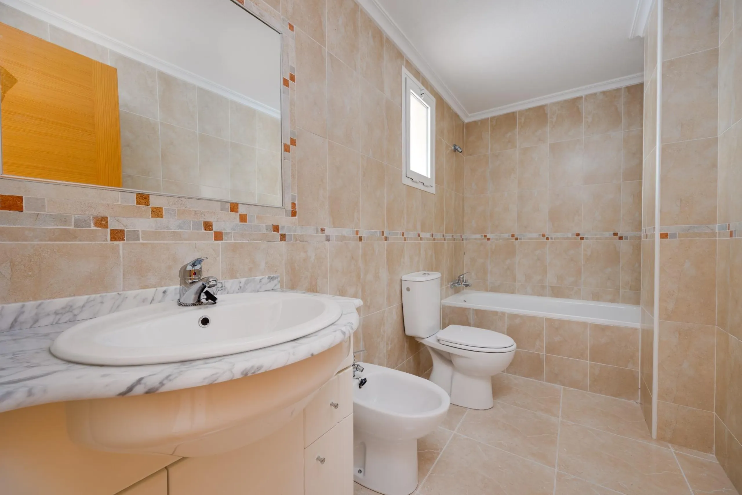 RENOVADO EDIFICIO EN SAN FULGENCIO CON APARTAMENTOS DE 1 DORM. 2 DORM. 3 DORM. DE 52 M2 A 93 M2. CON PISCINA COMUN.