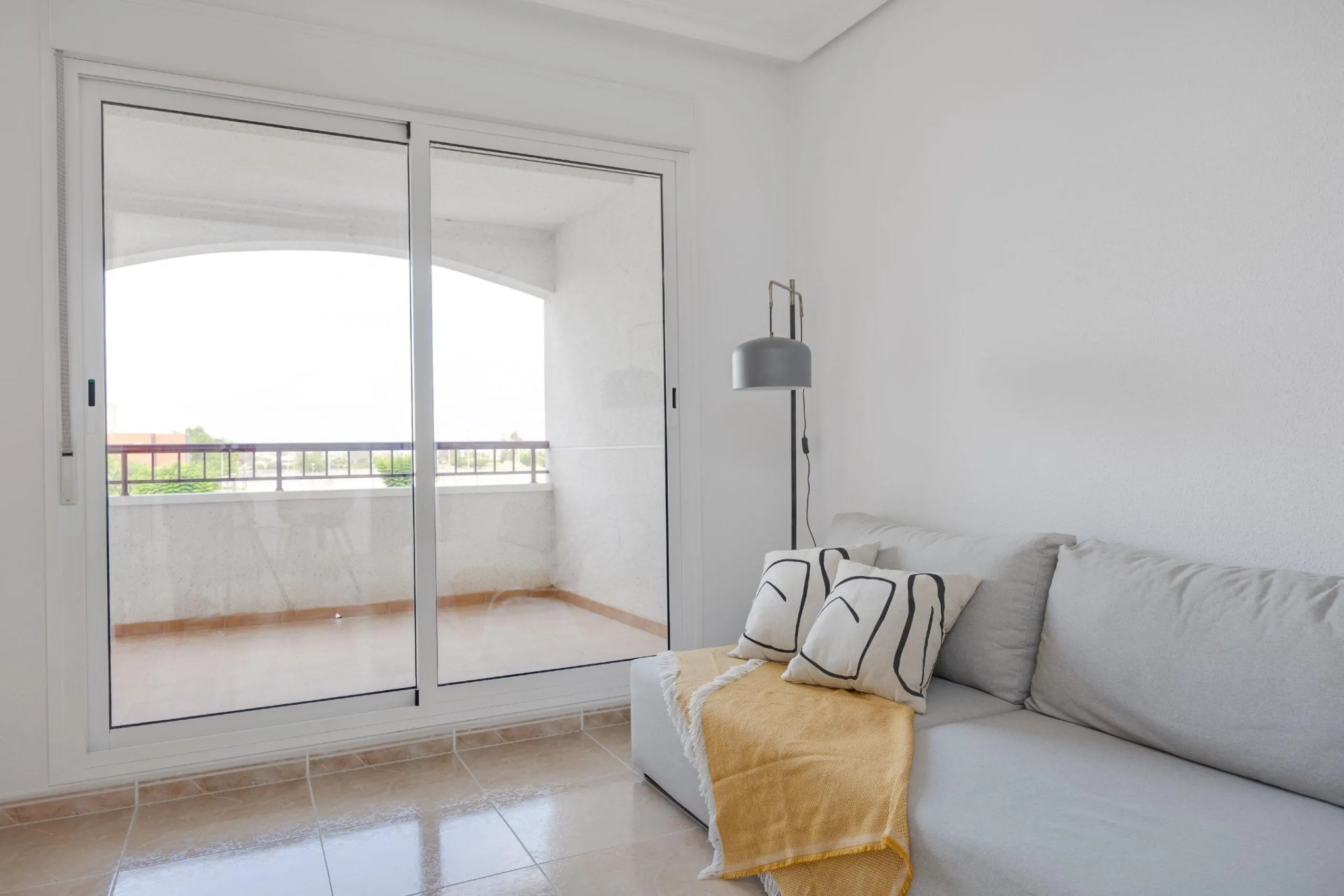 RENOVADO EDIFICIO EN SAN FULGENCIO CON APARTAMENTOS DE 1 DORM. 2 DORM. 3 DORM. DE 52 M2 A 93 M2. CON PISCINA COMUN.