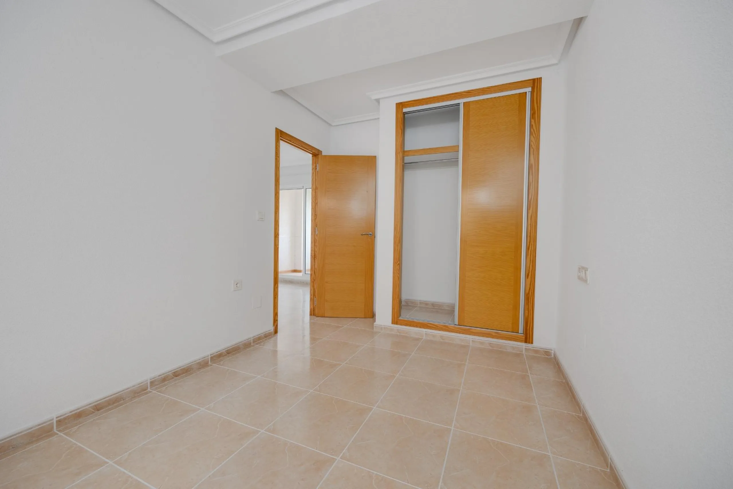 RENOVADO EDIFICIO EN SAN FULGENCIO CON APARTAMENTOS DE 1 DORM. 2 DORM. 3 DORM. DE 52 M2 A 93 M2. CON PISCINA COMUN.