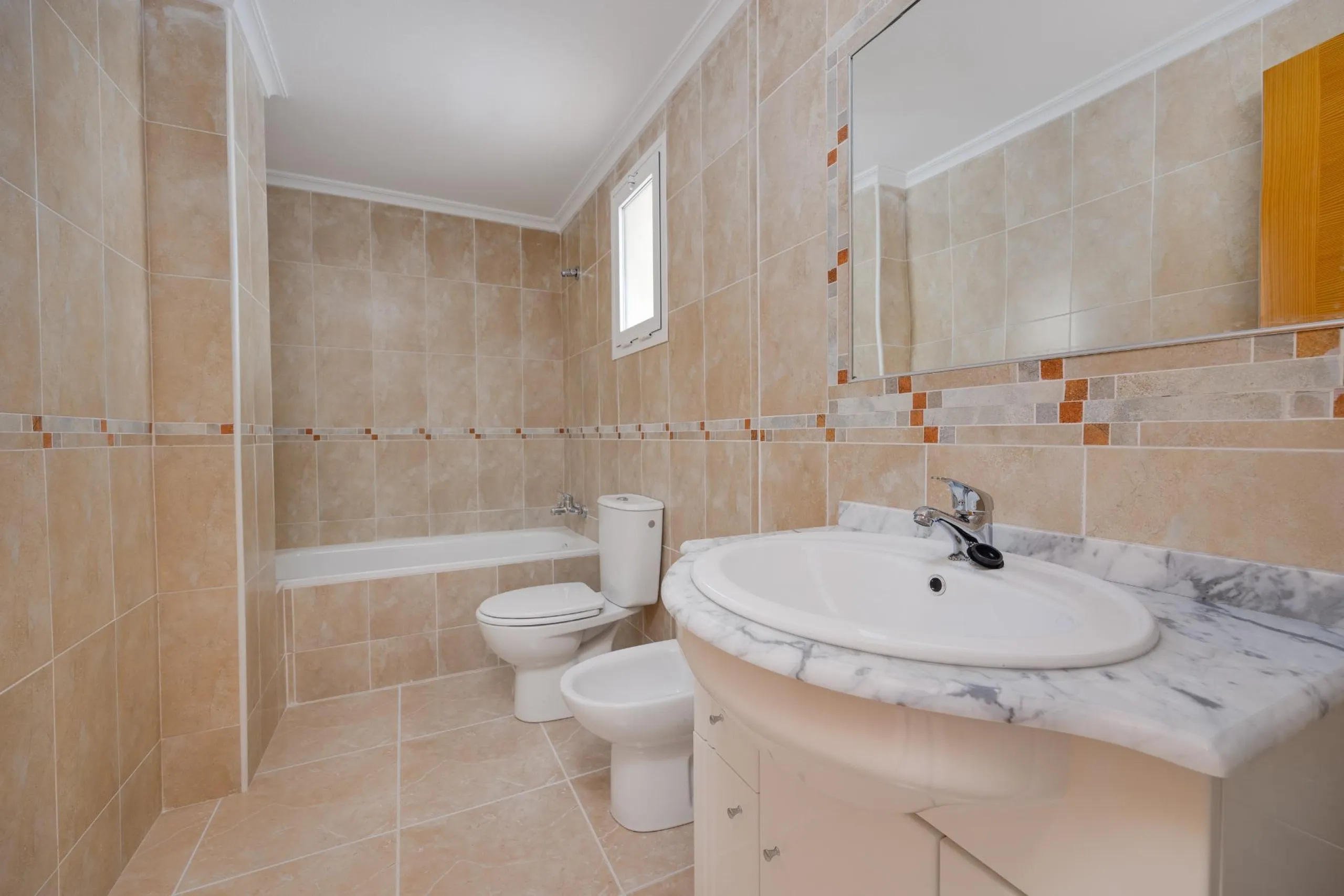 RENOVADO EDIFICIO EN SAN FULGENCIO CON APARTAMENTOS DE 1 DORM. 2 DORM. 3 DORM. DE 52 M2 A 93 M2. CON PISCINA COMUN.