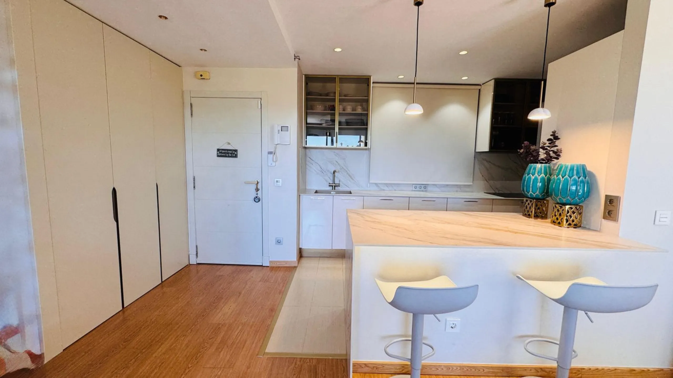 Vollständig renovierte 2-Zimmer-Wohnung mit großer 40-m²-Terrasse – Selwo, Estepona