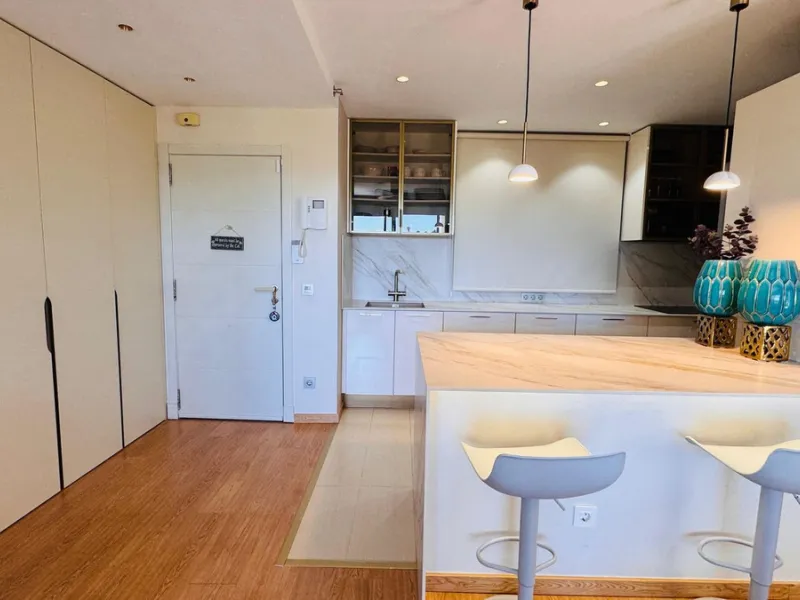 Vollständig renovierte 2-Zimmer-Wohnung mit großer 40-m²-Terrasse – Selwo, Estepona