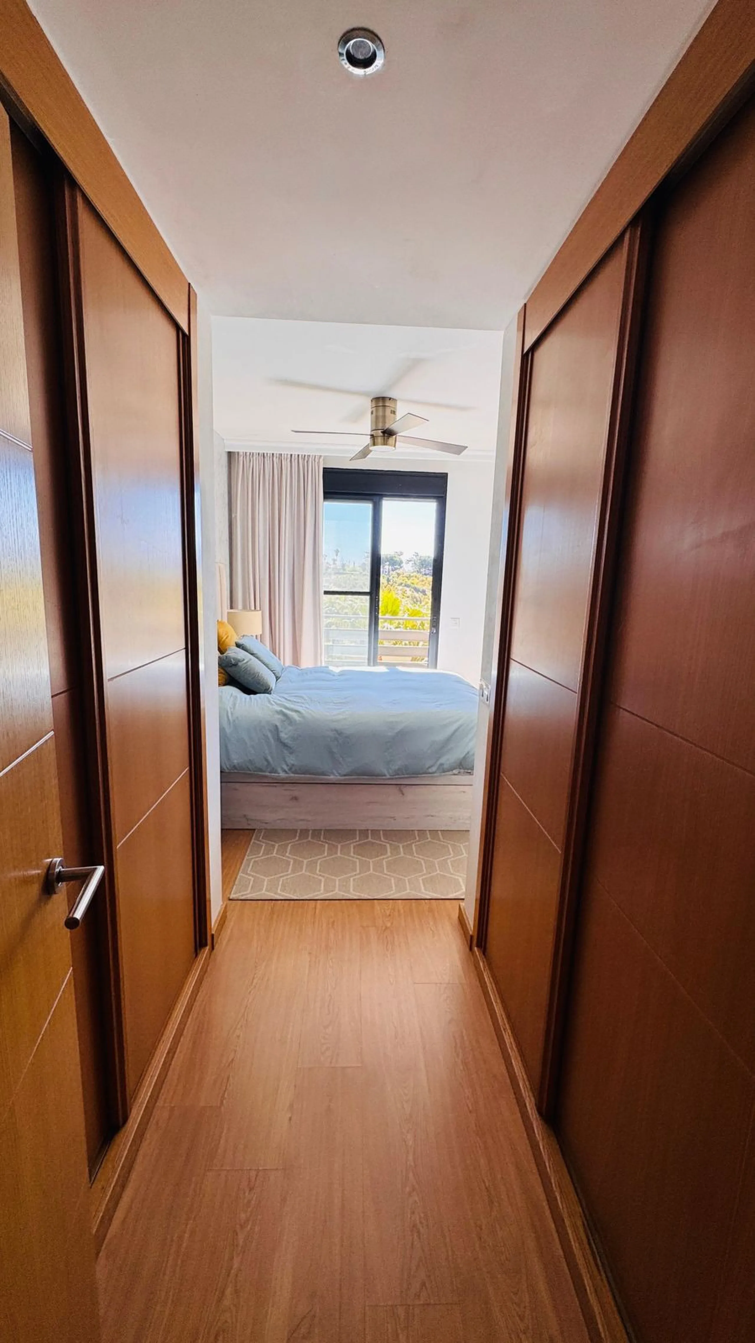 Vollständig renovierte 2-Zimmer-Wohnung mit großer 40-m²-Terrasse – Selwo, Estepona