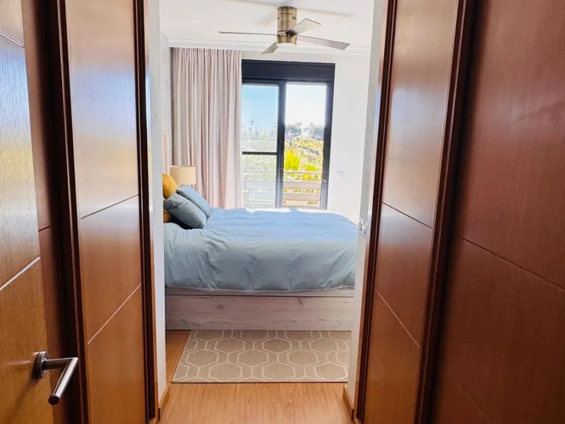 Vollständig renovierte 2-Zimmer-Wohnung mit großer 40-m²-Terrasse – Selwo, Estepona