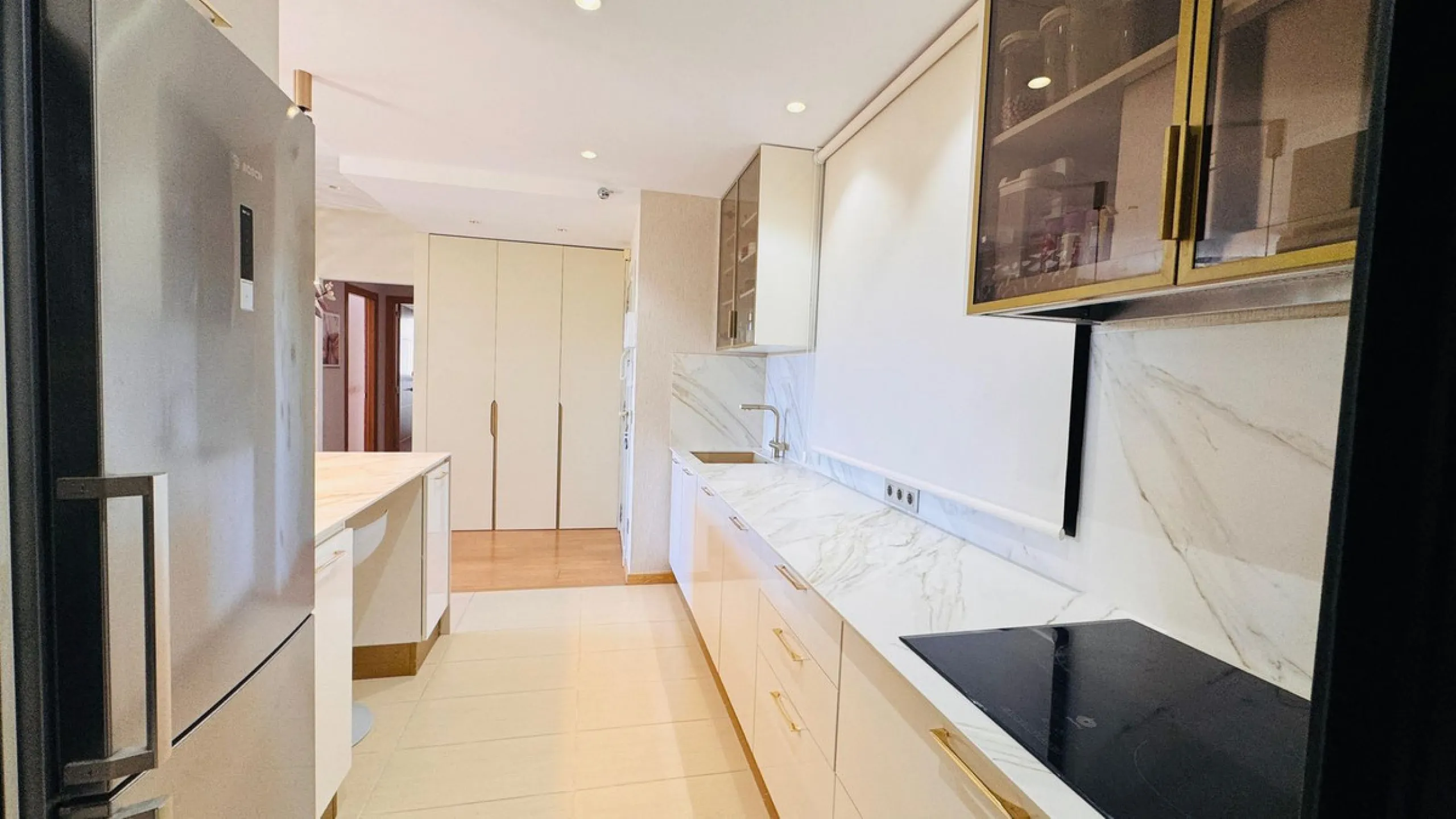 Vollständig renovierte 2-Zimmer-Wohnung mit großer 40-m²-Terrasse – Selwo, Estepona