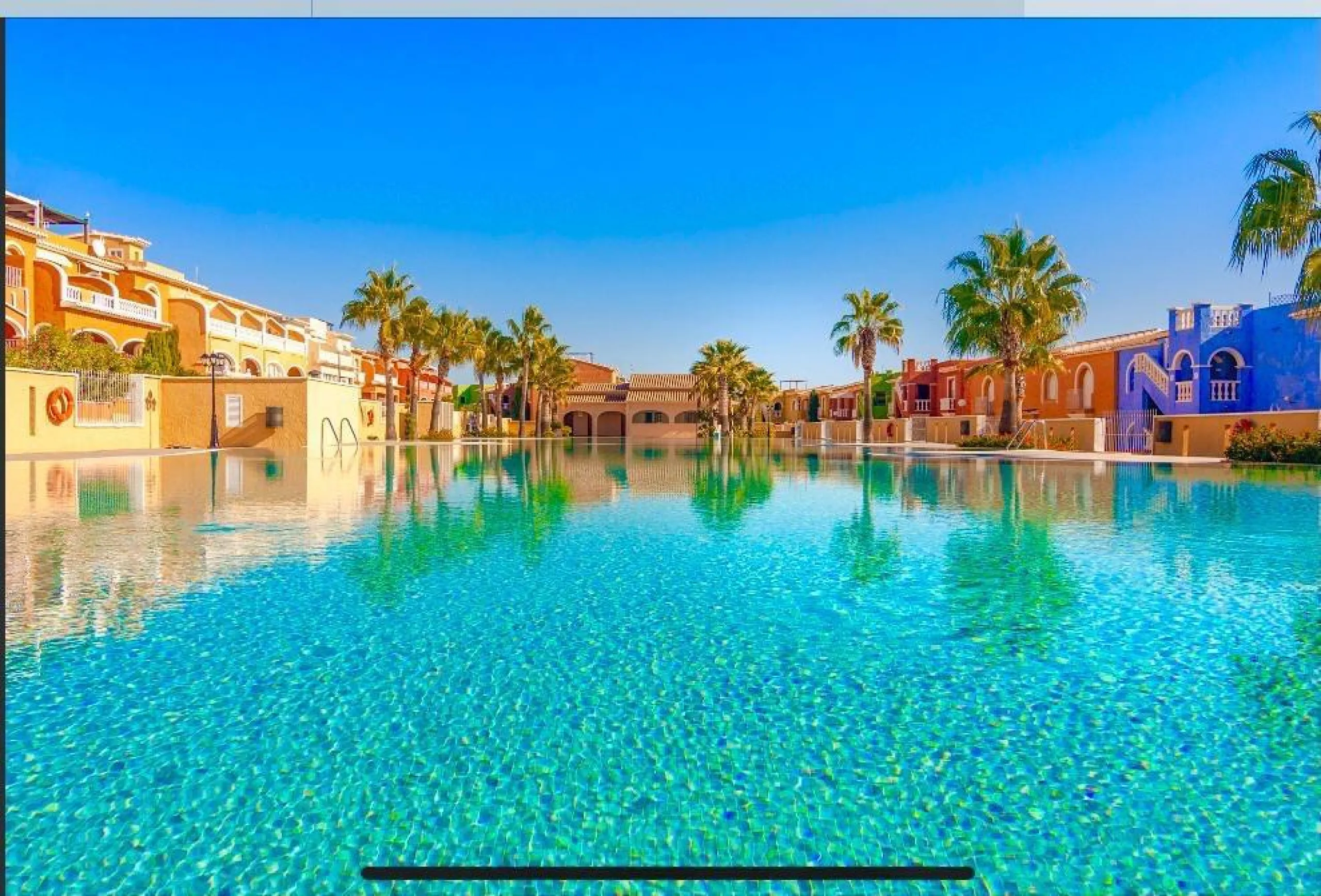 Apartamento en planta baja con jardín y gran piscina comunitaria en Cumbre del Sol