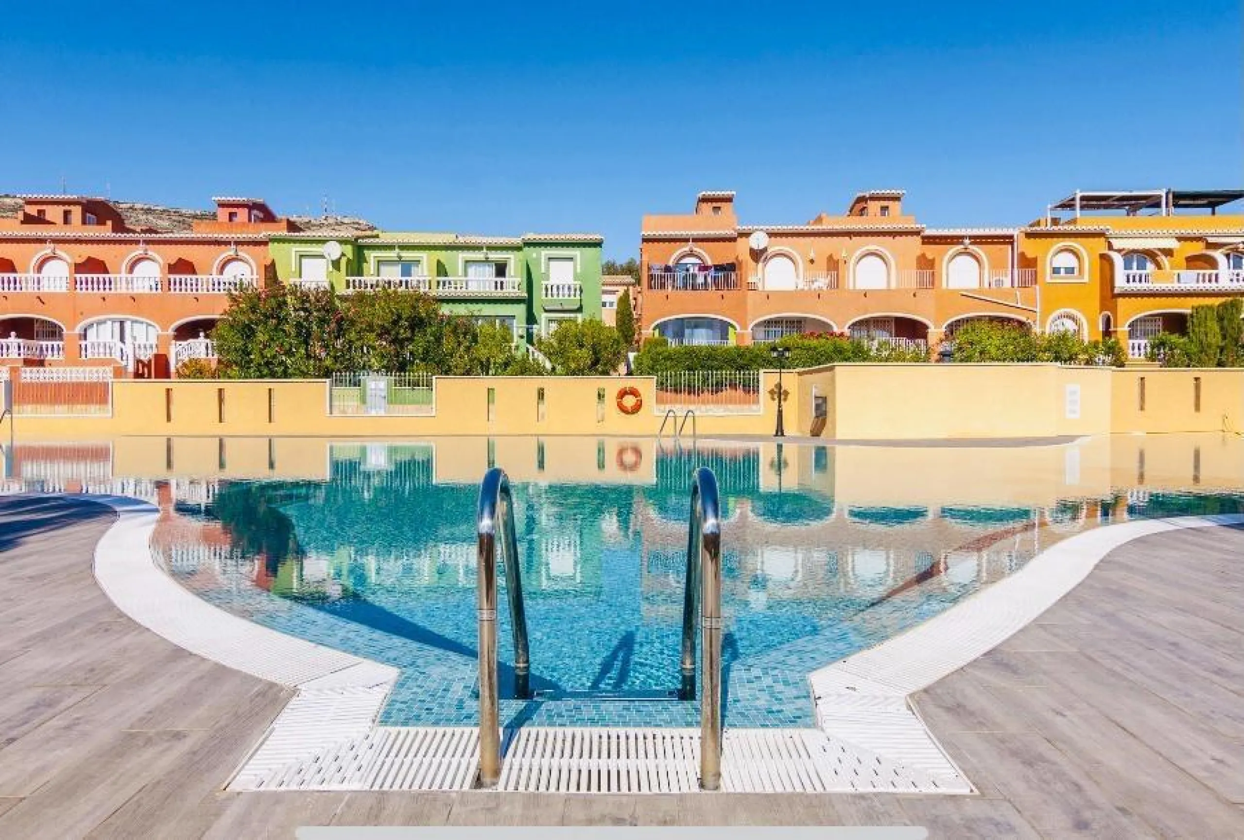 Apartamento en planta baja con jardín y gran piscina comunitaria en Cumbre del Sol