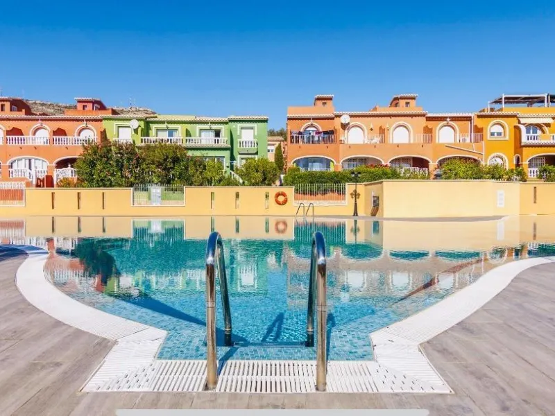 Apartamento en planta baja con jardín y gran piscina comunitaria en Cumbre del Sol