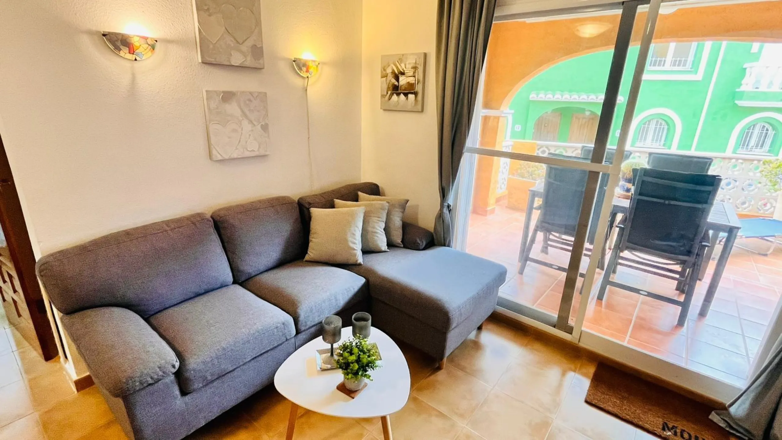 Apartamento en planta baja con jardín y gran piscina comunitaria en Cumbre del Sol