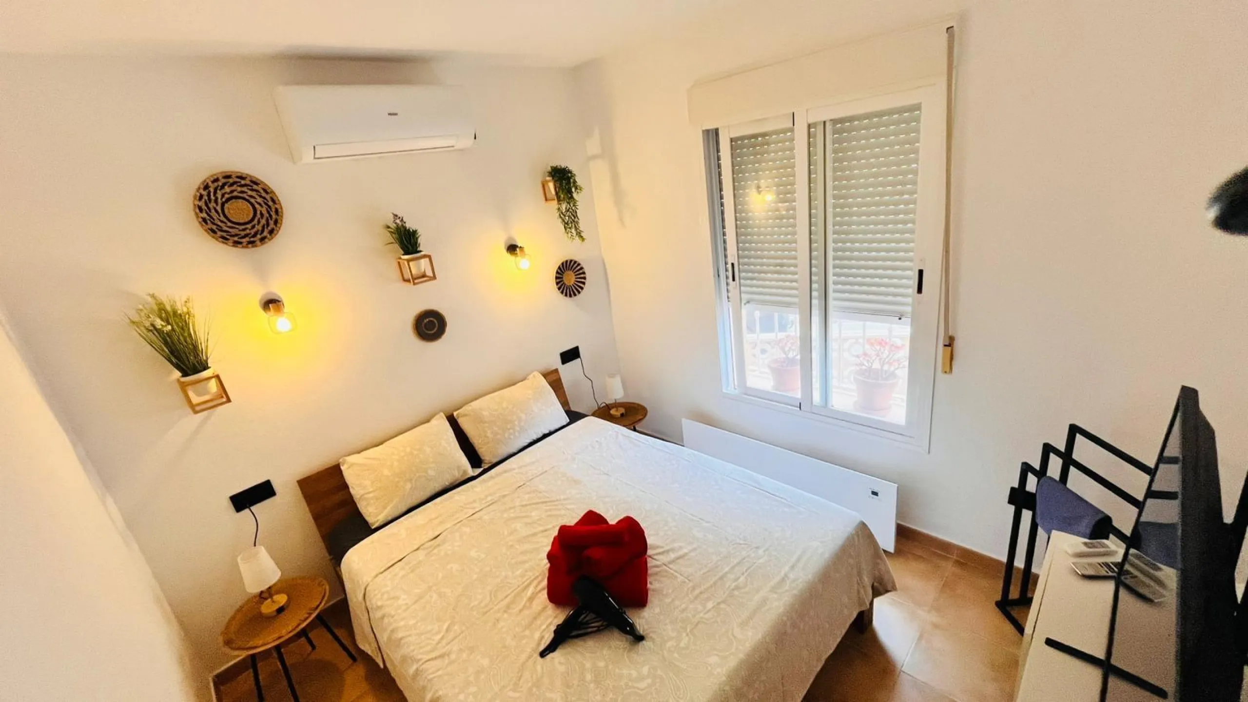 Apartamento en planta baja con jardín y gran piscina comunitaria en Cumbre del Sol