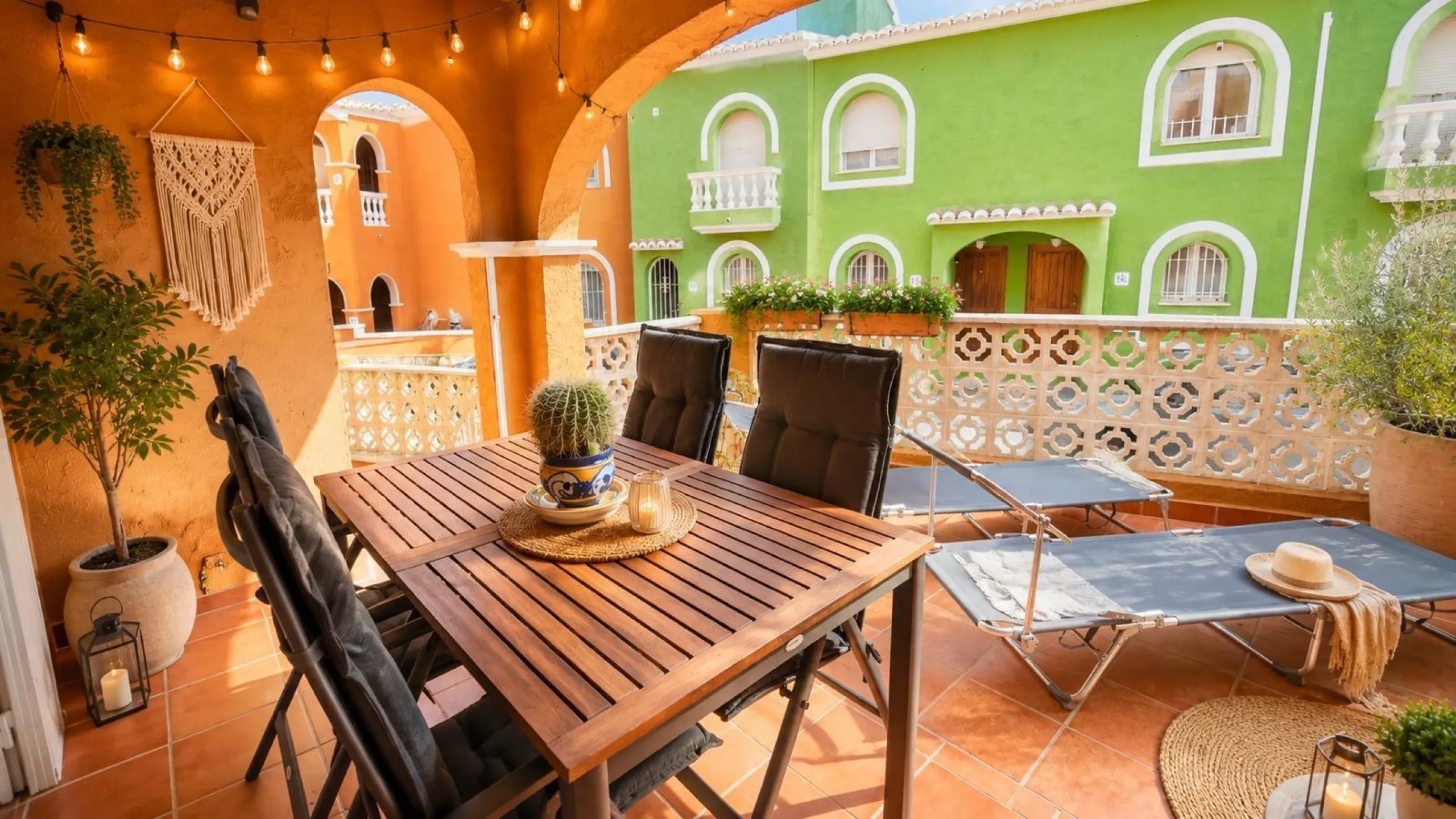 Apartamento en planta baja con jardín y gran piscina comunitaria en Cumbre del Sol