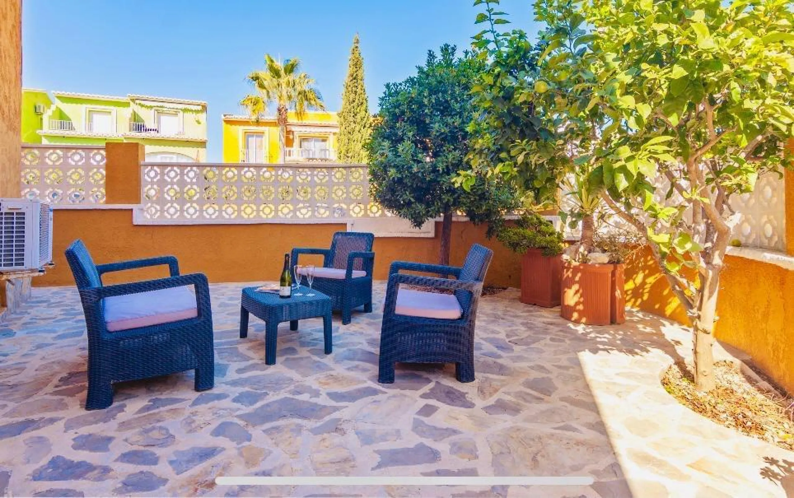 Apartamento en planta baja con jardín y gran piscina comunitaria en Cumbre del Sol