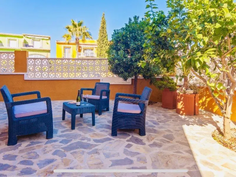 Apartamento en planta baja con jardín y gran piscina comunitaria en Cumbre del Sol