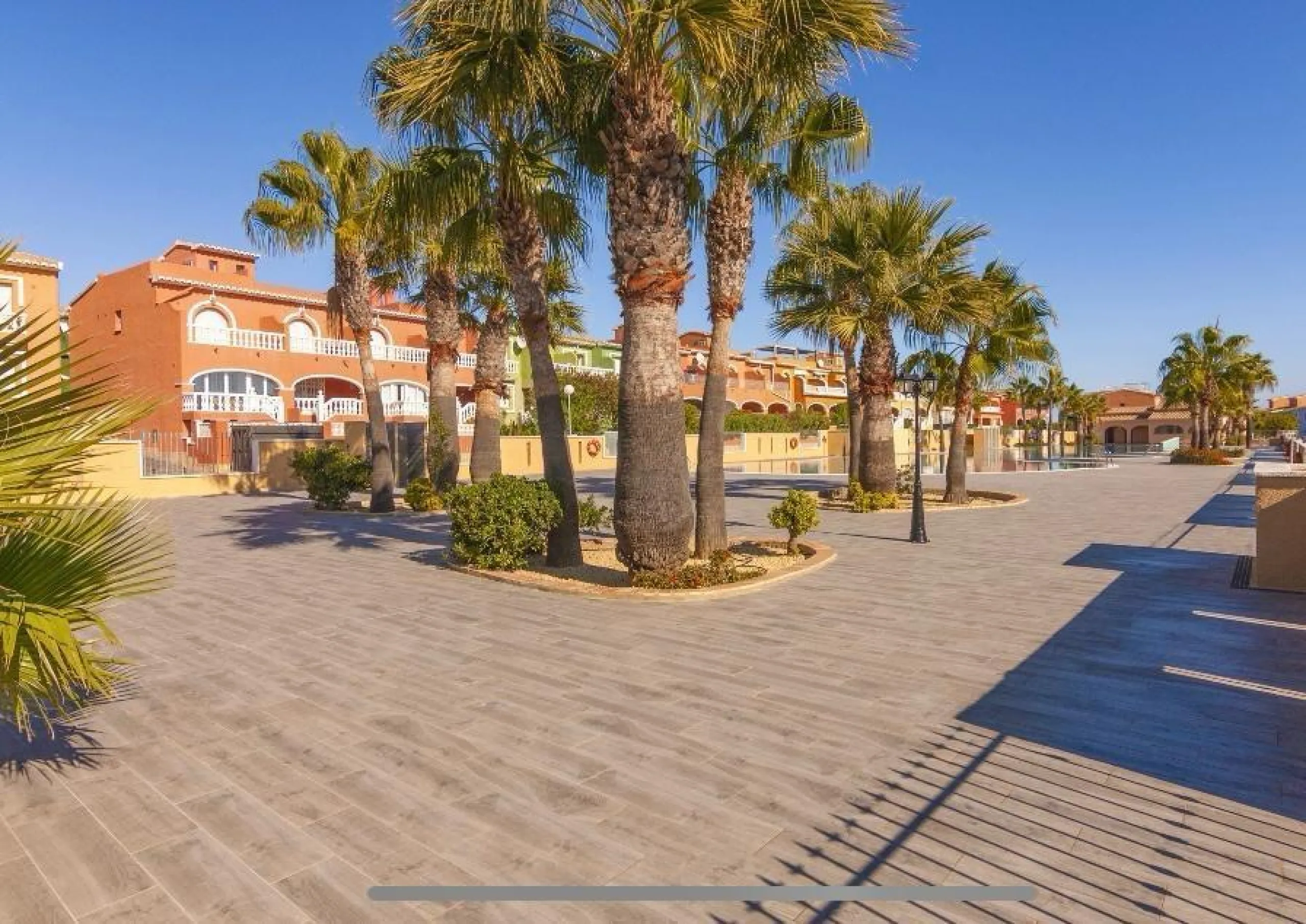 Apartamento en planta baja con jardín y gran piscina comunitaria en Cumbre del Sol