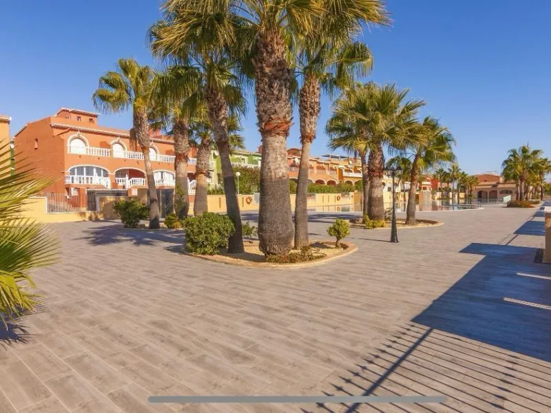 Apartamento en planta baja con jardín y gran piscina comunitaria en Cumbre del Sol