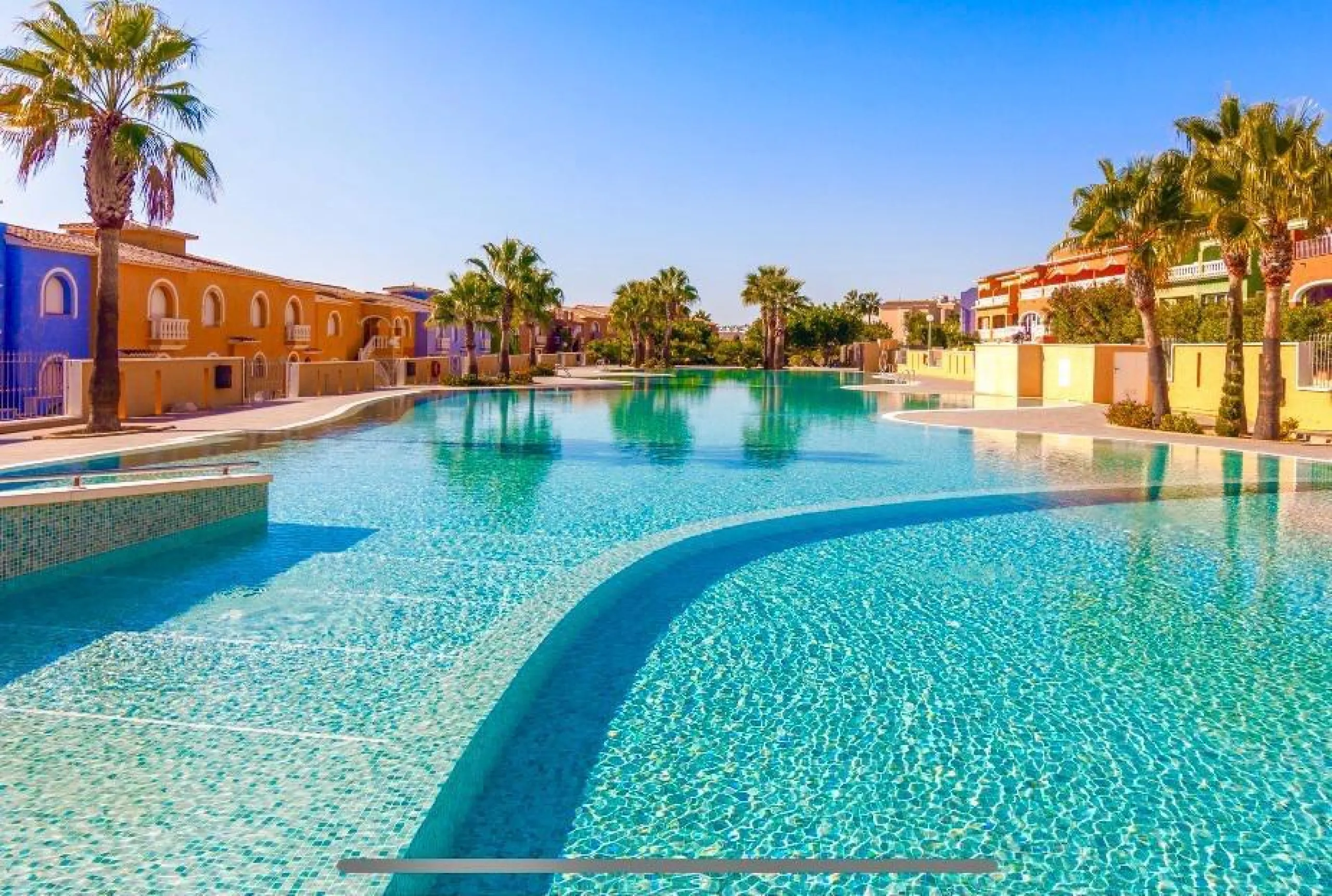Apartamento en planta baja con jardín y gran piscina comunitaria en Cumbre del Sol