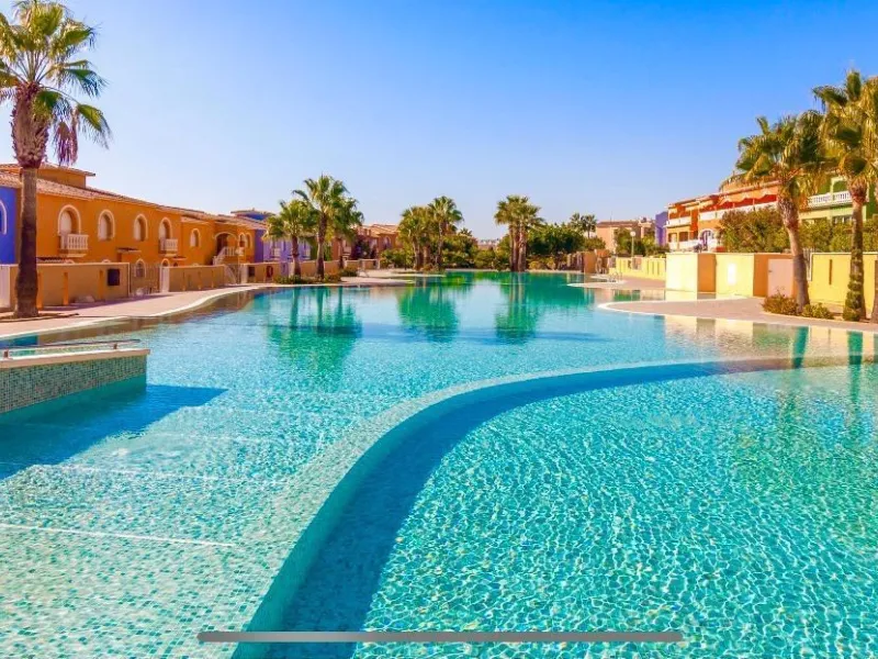 Apartamento en planta baja con jardín y gran piscina comunitaria en Cumbre del Sol