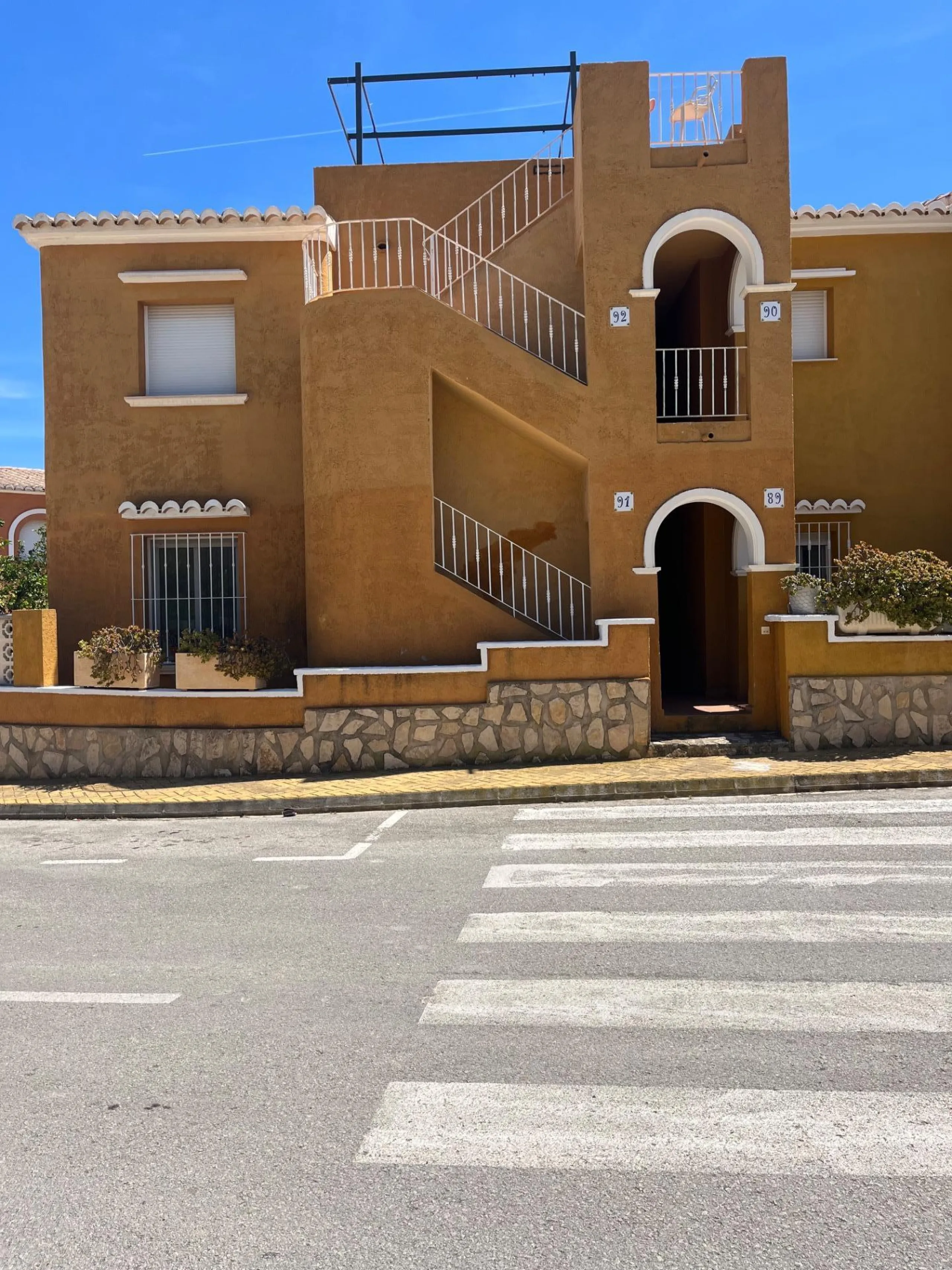 Apartamento en planta baja con jardín y gran piscina comunitaria en Cumbre del Sol
