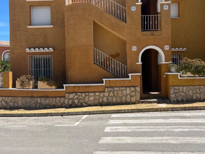 Apartamento en planta baja con jardín y gran piscina comunitaria en Cumbre del Sol