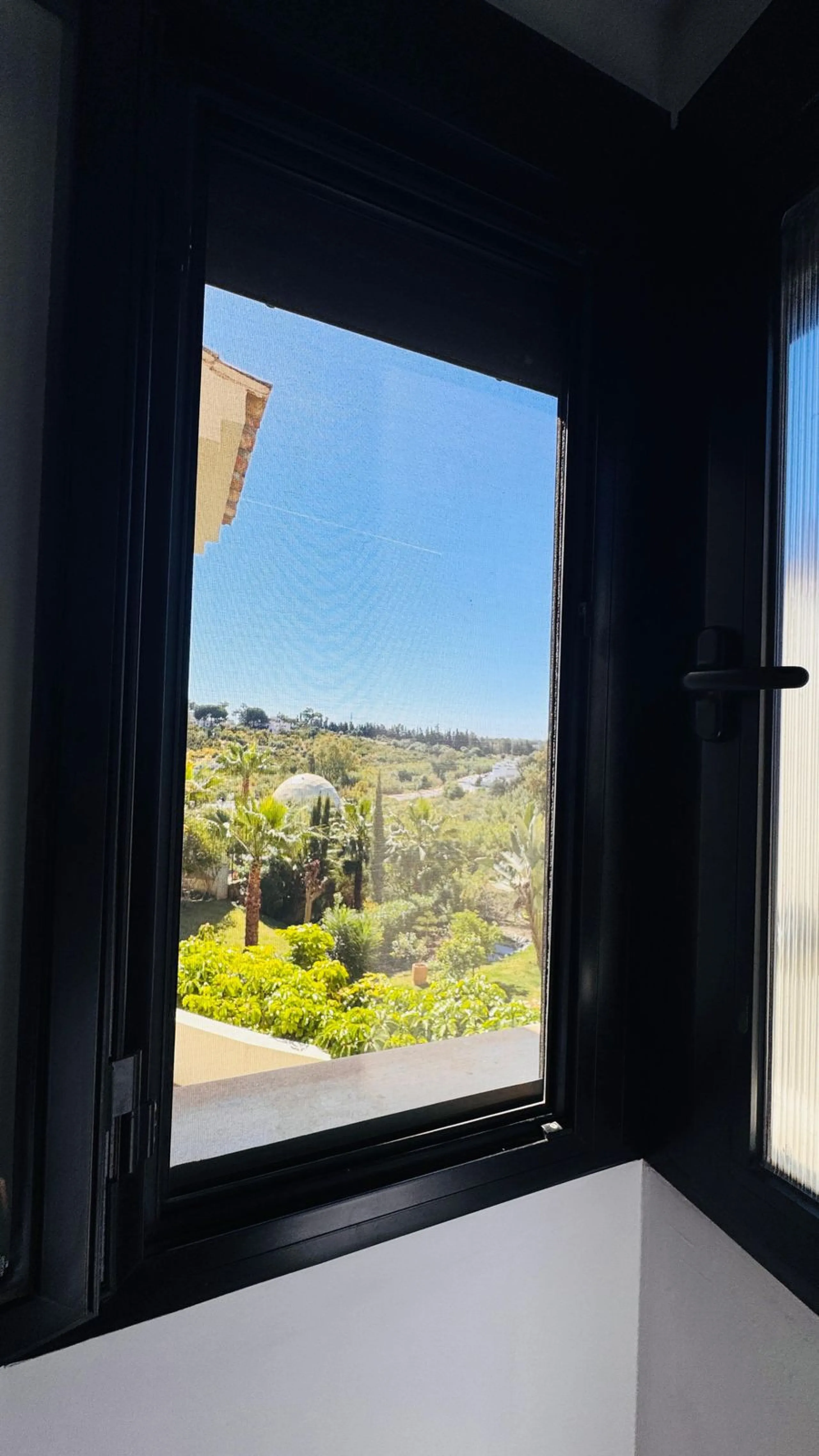 Vollständig renovierte 2-Zimmer-Wohnung mit großer 40-m²-Terrasse – Selwo, Estepona