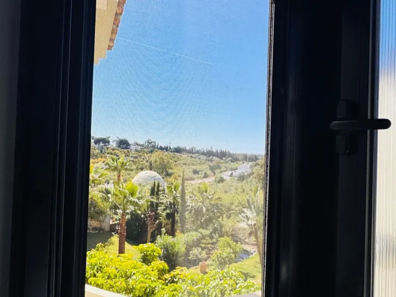 Vollständig renovierte 2-Zimmer-Wohnung mit großer 40-m²-Terrasse – Selwo, Estepona