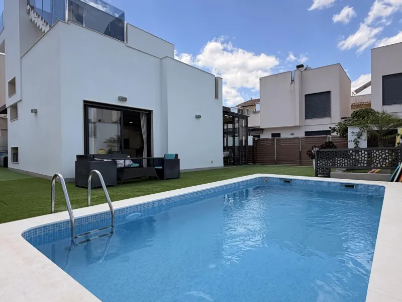 🌴 Independent villa with private pool and tourist license in Aguas Nuevas, Torrevieja