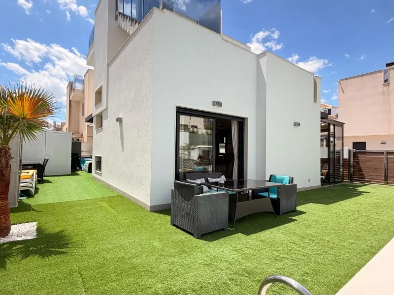 🌴 Independent villa with private pool and tourist license in Aguas Nuevas, Torrevieja