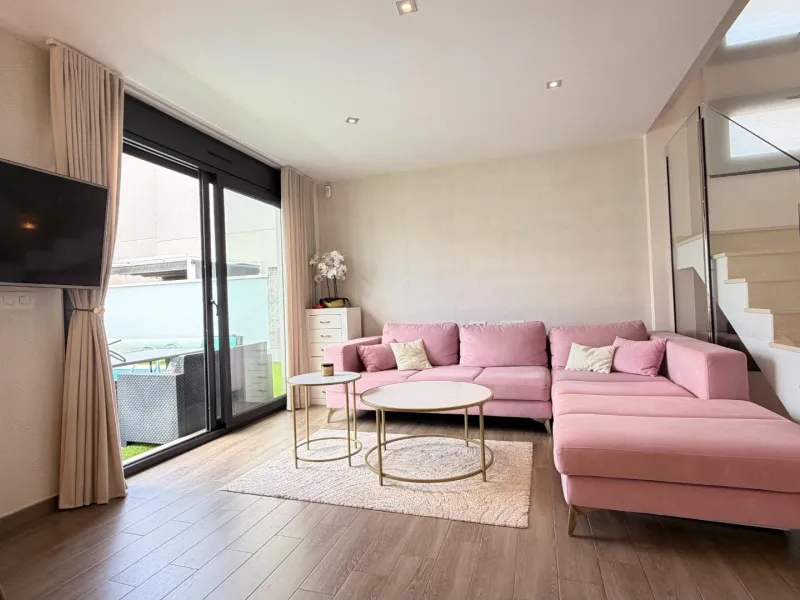 🌴 Independent villa with private pool and tourist license in Aguas Nuevas, Torrevieja