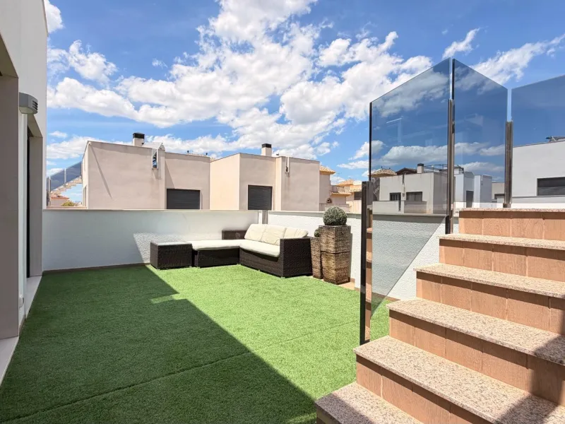 🌴 Independent villa with private pool and tourist license in Aguas Nuevas, Torrevieja