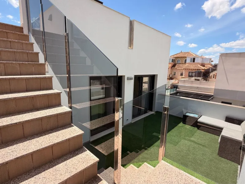 🌴 Independent villa with private pool and tourist license in Aguas Nuevas, Torrevieja