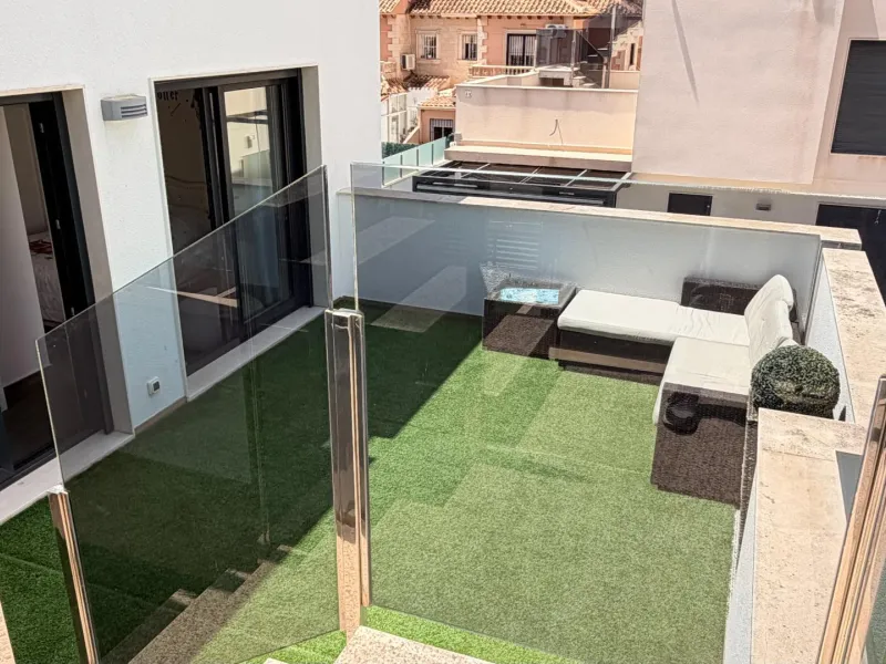 🌴 Independent villa with private pool and tourist license in Aguas Nuevas, Torrevieja