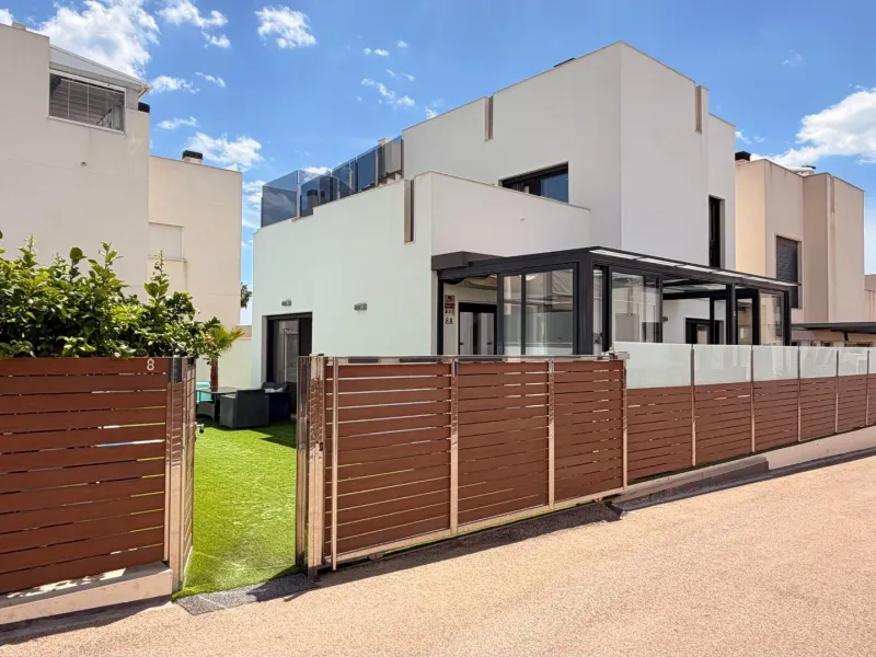 🌴 Independent villa with private pool and tourist license in Aguas Nuevas, Torrevieja