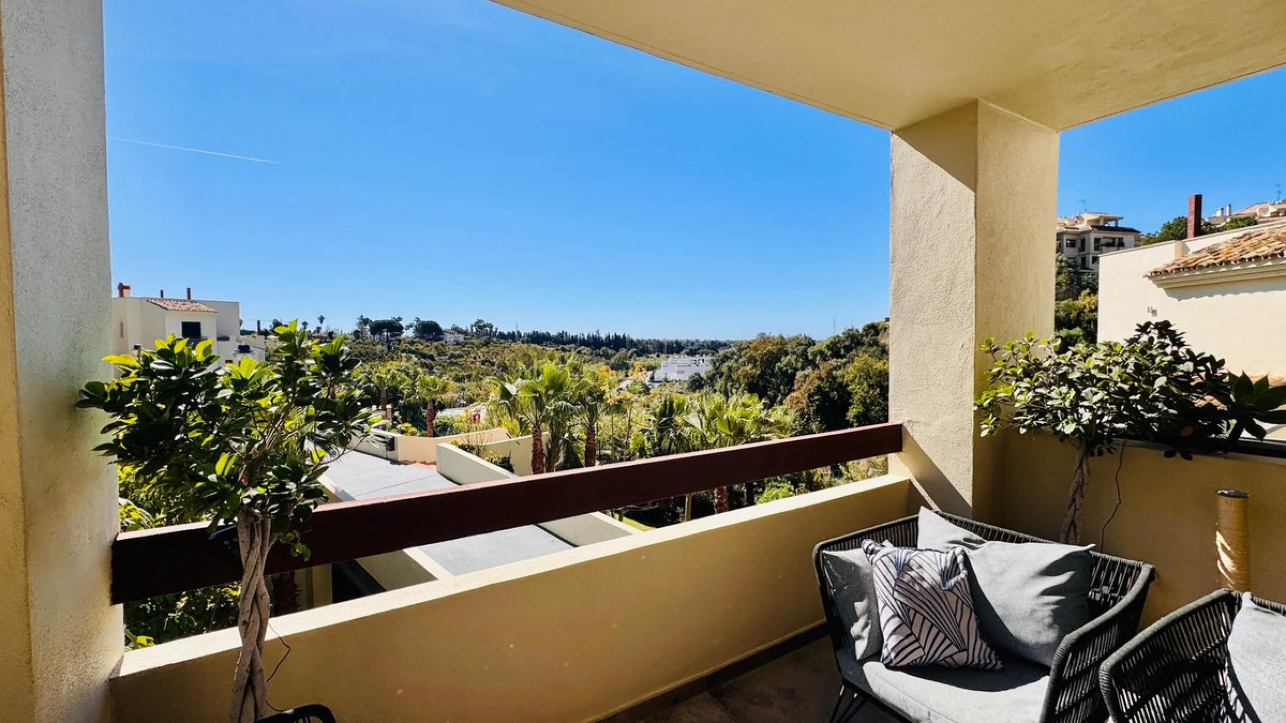 Vollständig renovierte 2-Zimmer-Wohnung mit großer 40-m²-Terrasse – Selwo, Estepona