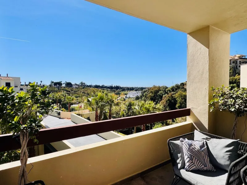 Vollständig renovierte 2-Zimmer-Wohnung mit großer 40-m²-Terrasse – Selwo, Estepona