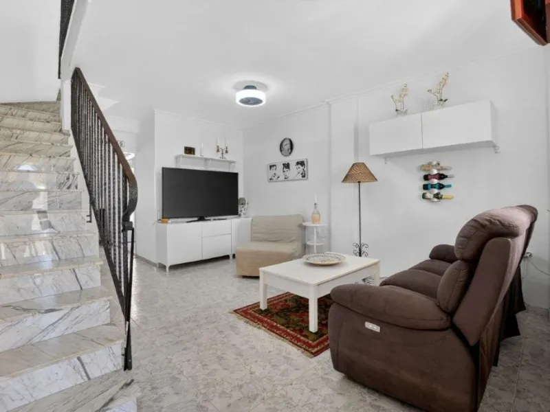 ADOSADO EN AGUAS NUEVAS DE 2 HABITACIONES CON SOLARIUM PRIVADO + PISCINA
