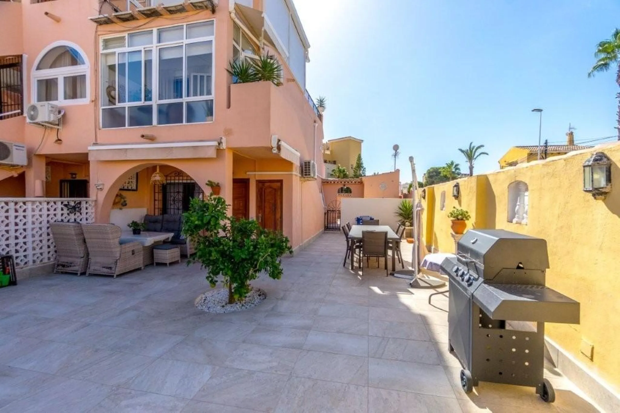 BUNGALOW PLANTA BAJA CON SUPER TERRAZAS EN FRUTALES. A ESCASOS 450m DEL MAR