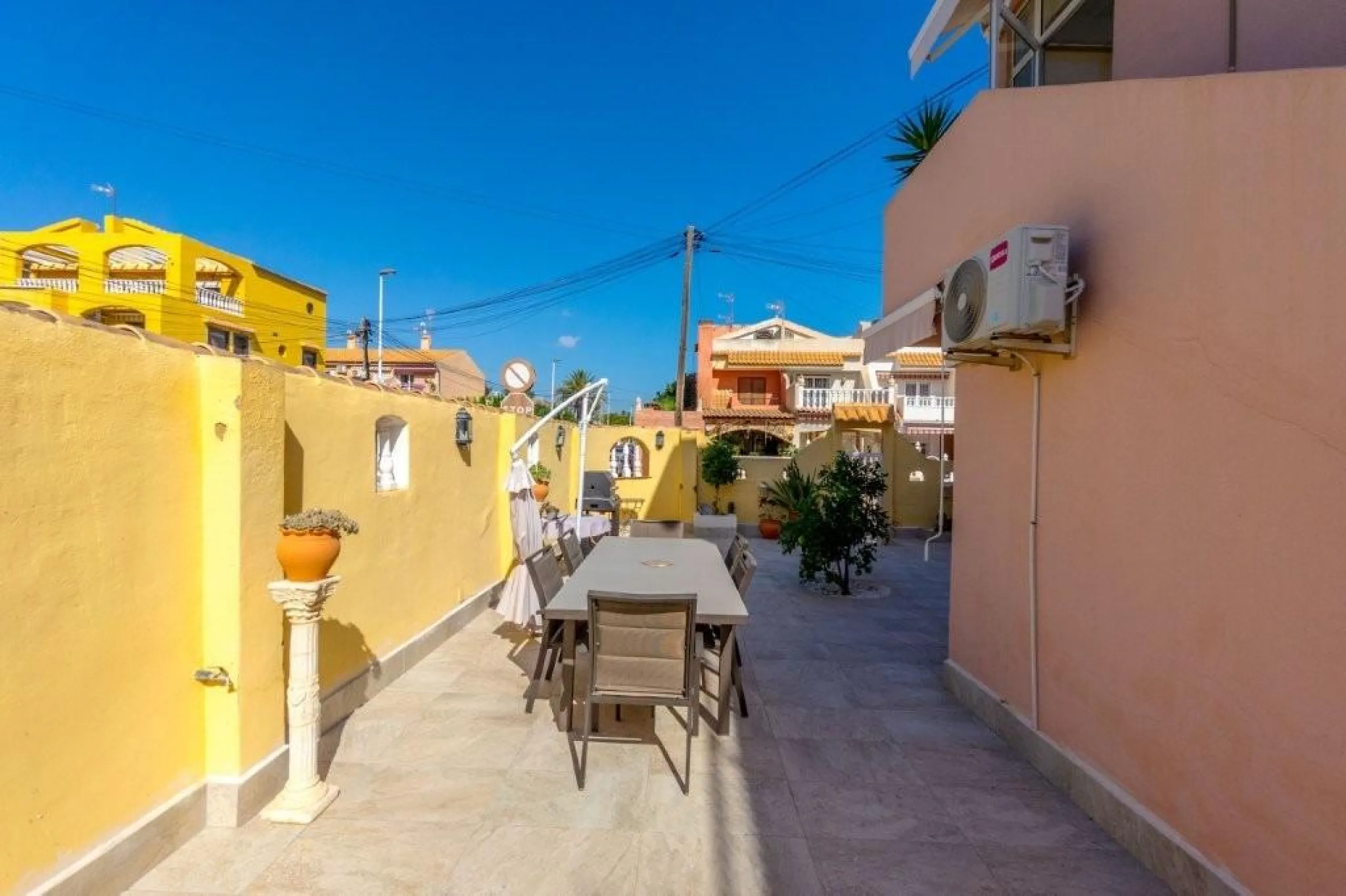 BUNGALOW PLANTA BAJA CON SUPER TERRAZAS EN FRUTALES. A ESCASOS 450m DEL MAR