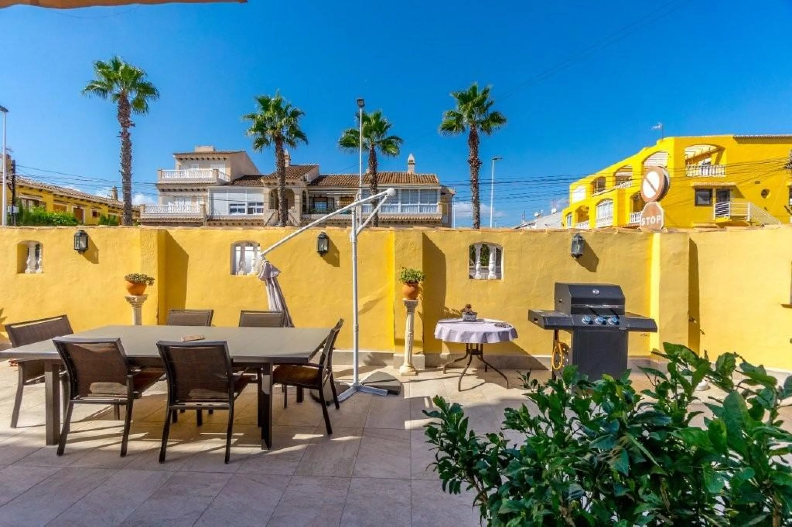 BUNGALOW PLANTA BAJA CON SUPER TERRAZAS EN FRUTALES. A ESCASOS 450m DEL MAR