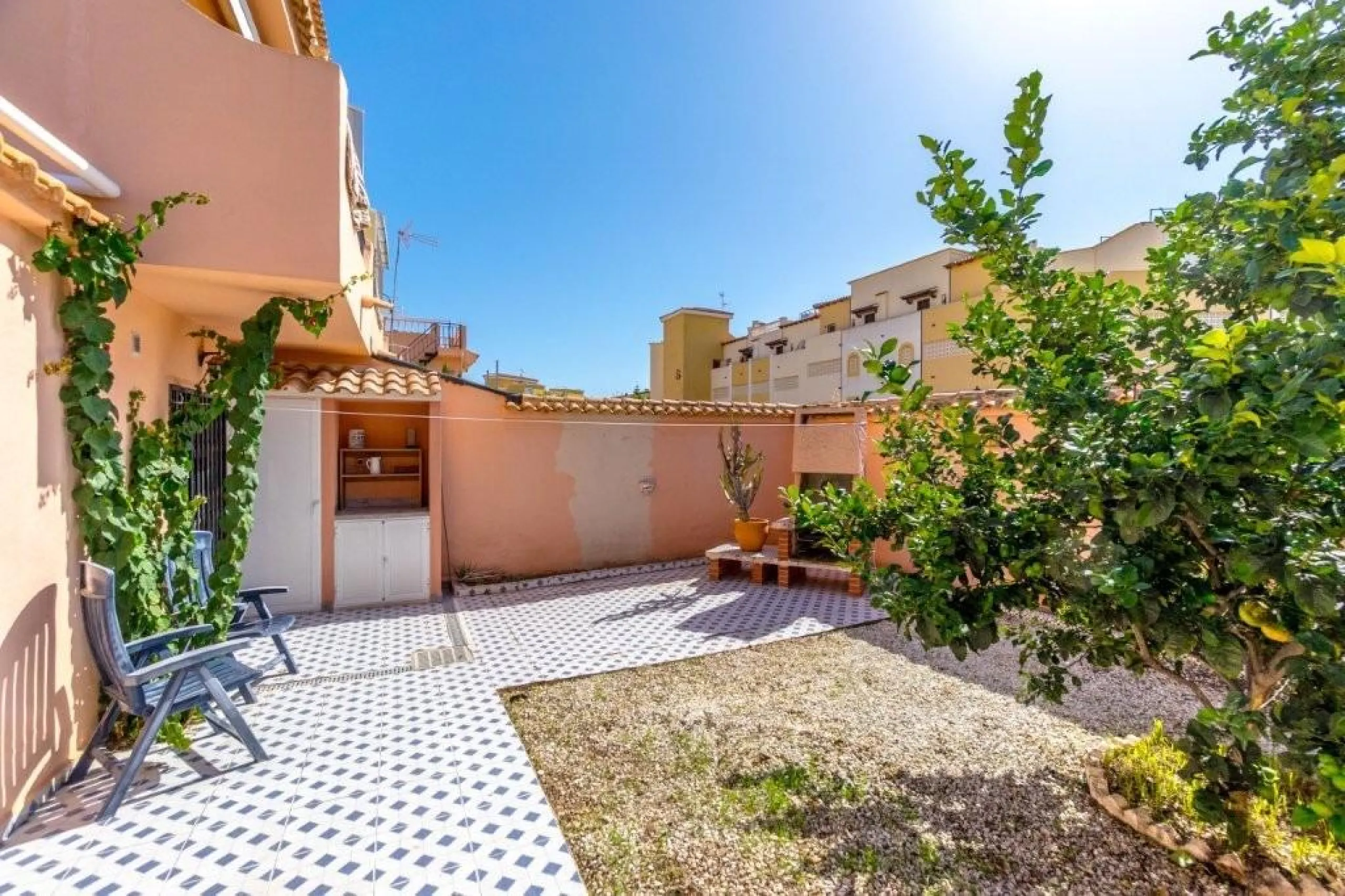 BUNGALOW PLANTA BAJA CON SUPER TERRAZAS EN FRUTALES. A ESCASOS 450m DEL MAR