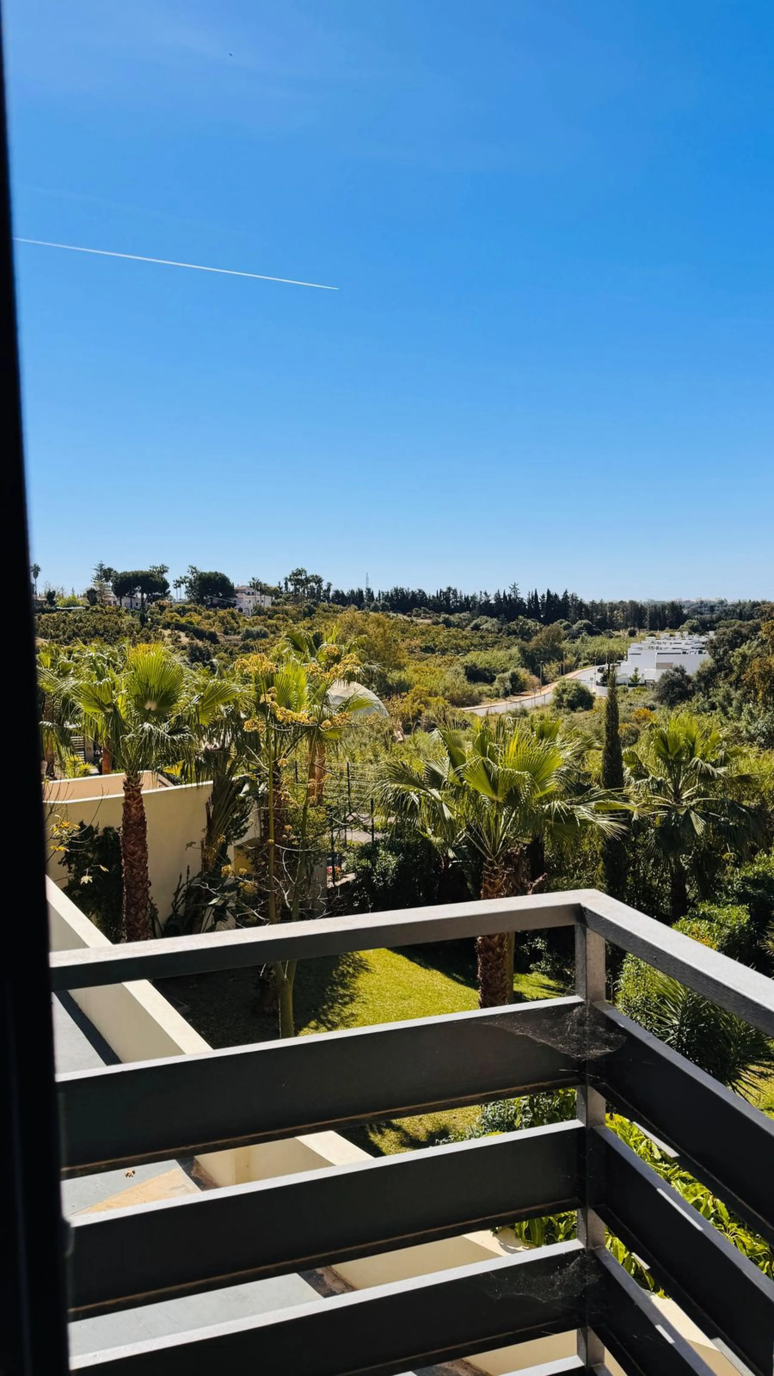 Vollständig renovierte 2-Zimmer-Wohnung mit großer 40-m²-Terrasse – Selwo, Estepona