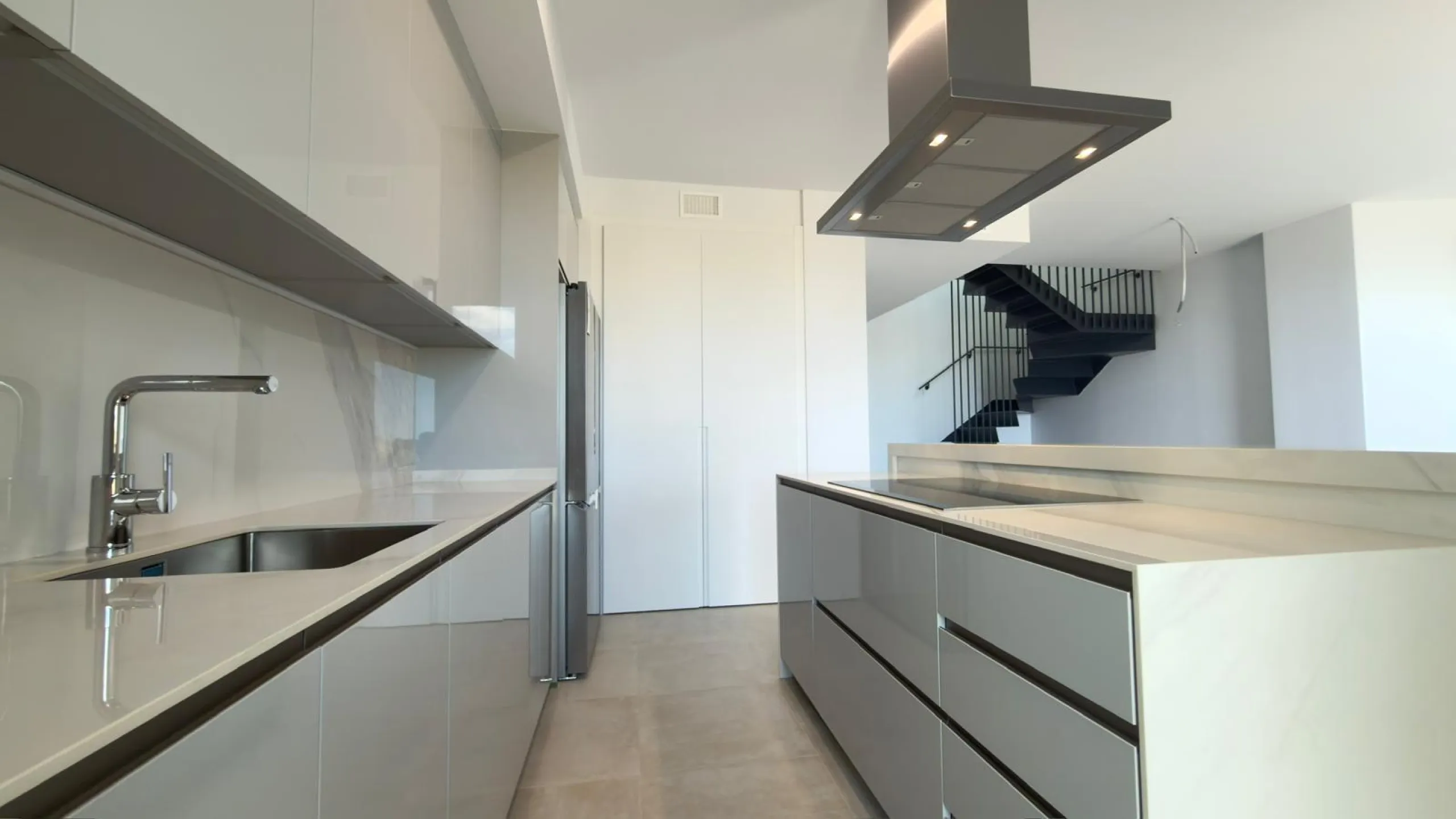 Exclusivo dúplex penthouse con jacuzzi junto al mar en Allonbay — primera línea de la playa El Torres
