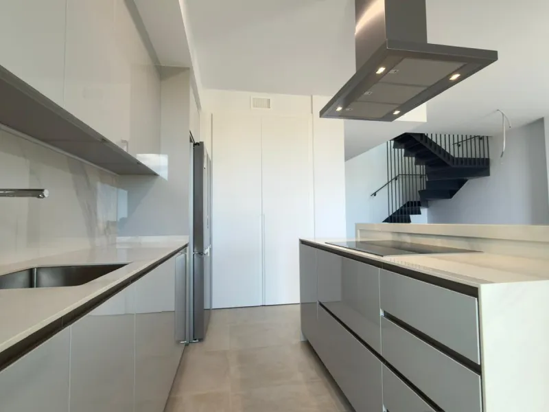 Exclusivo dúplex penthouse con jacuzzi junto al mar en Allonbay — primera línea de la playa El Torres