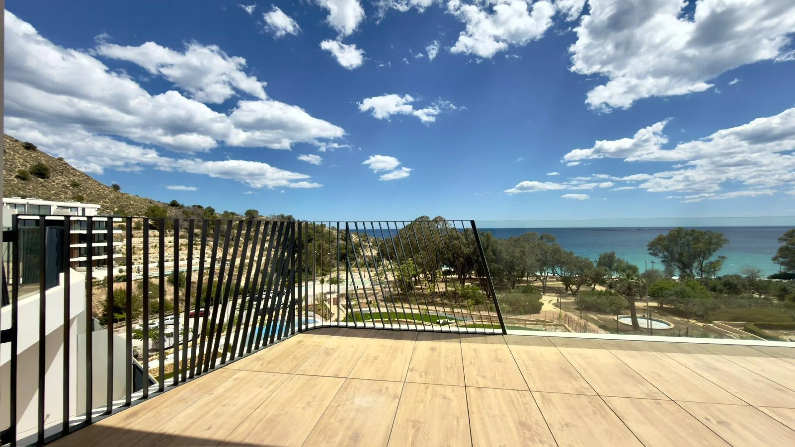 Exclusivo dúplex penthouse con jacuzzi junto al mar en Allonbay — primera línea de la playa El Torres