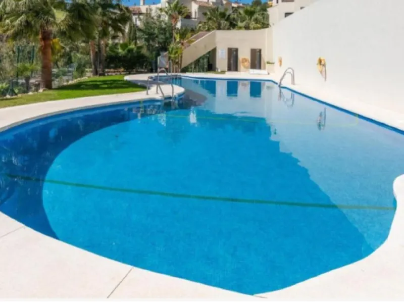 Vollständig renovierte 2-Zimmer-Wohnung mit großer 40-m²-Terrasse – Selwo, Estepona