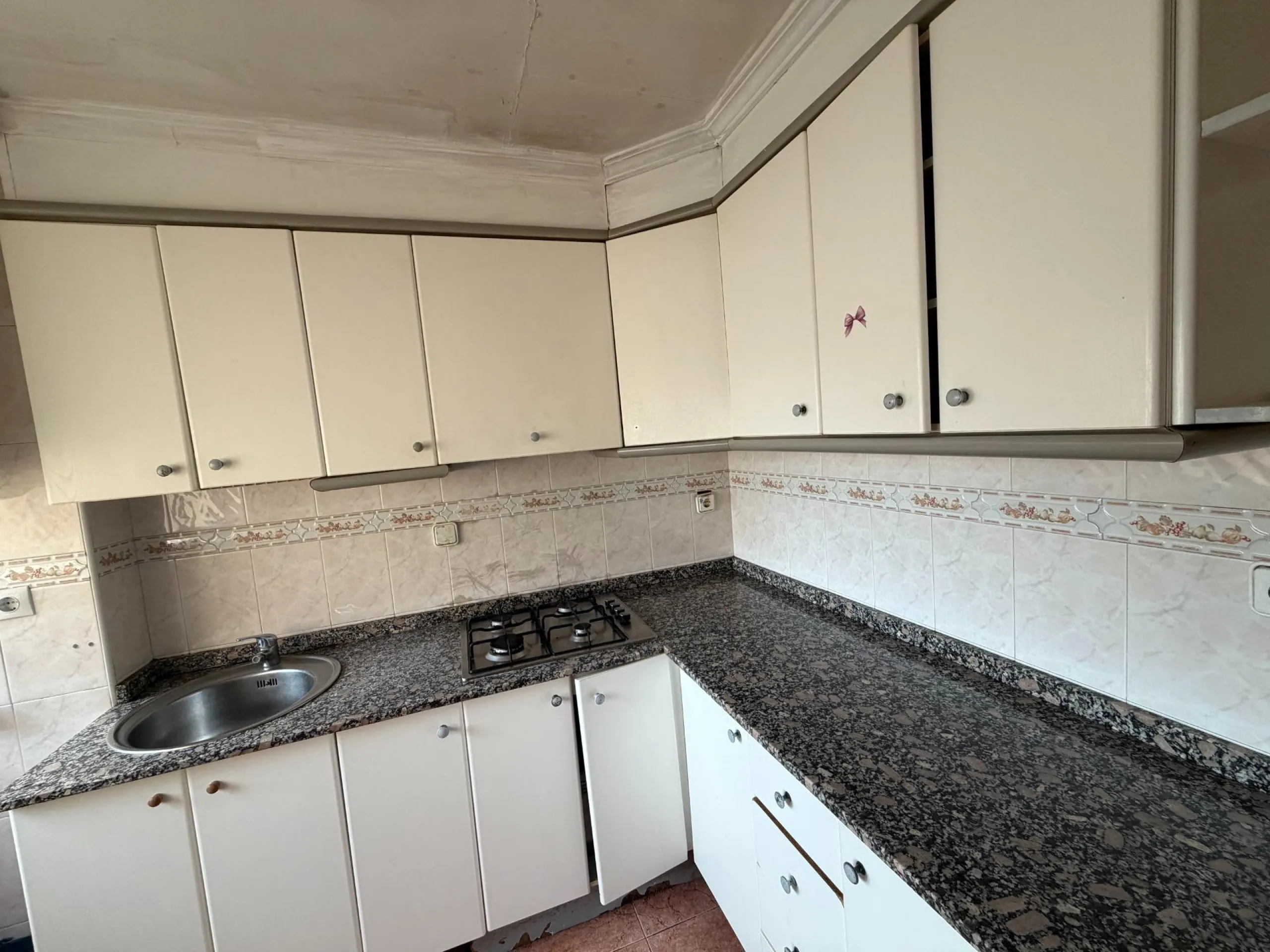 APARTMENT IN ALICANTE — EXCELLENT OPPORTUNITY TO LIVE OR INVEST