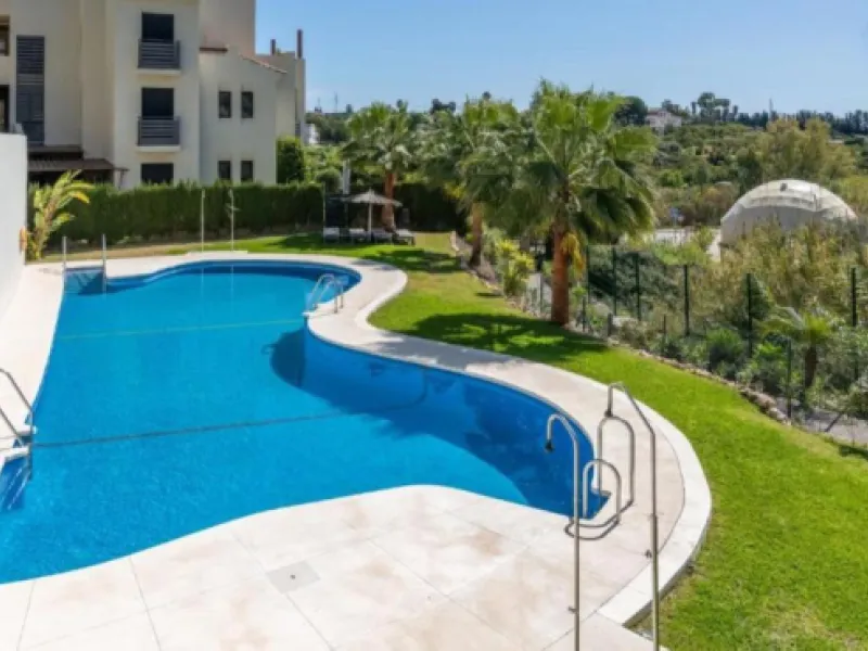 Vollständig renovierte 2-Zimmer-Wohnung mit großer 40-m²-Terrasse – Selwo, Estepona