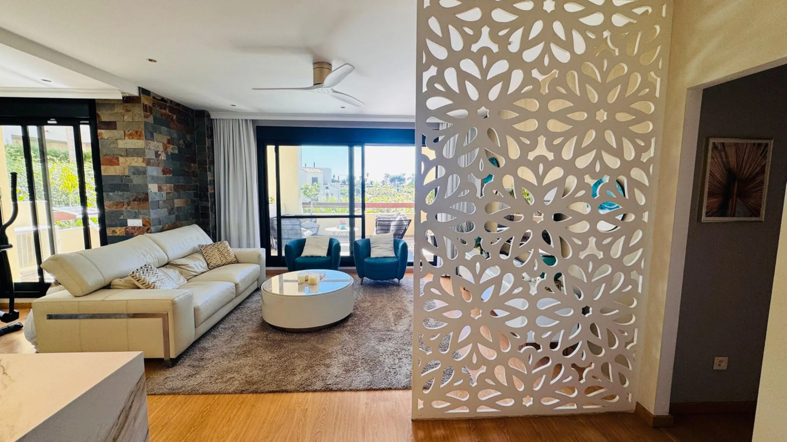 Vollständig renovierte 2-Zimmer-Wohnung mit großer 40-m²-Terrasse – Selwo, Estepona
